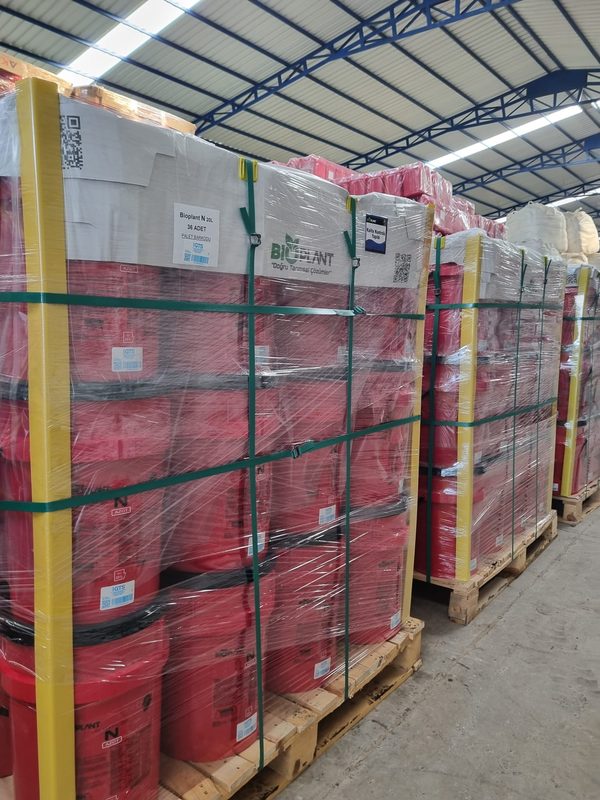 Bioplant depoda paletlenmiş ürünler sevkiyat hazırlığı