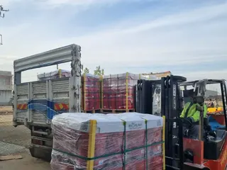 İhracat yüklemesi — forklift ve kamyon