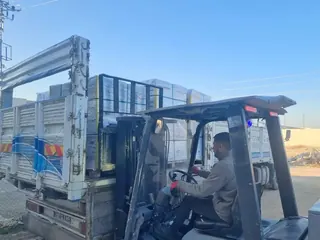 Depoda forklift operasyonu